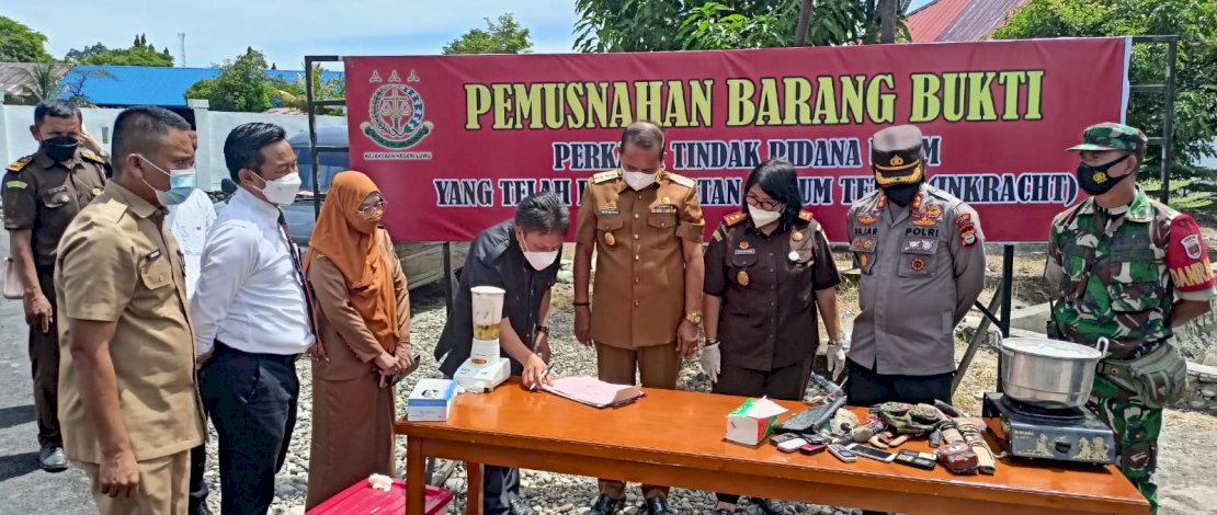 Foto Bupati Luwu DR H Basmin Mattayang, Kapolres Luwu AKPB Fajar Dani Susanto bersama Kajari Luwu Erni Maramba memusnahkan barang bukti dalam momen peringatan anti Korupsi di Kejaksaan Negeri Luwu (13/12).