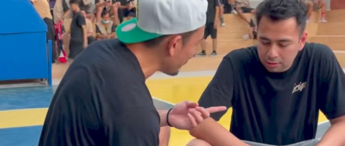 Denny Sumargo dan Raffi Ahmad saat melakukan negosiasi taruhan main basket senilai Rp500 Juta.