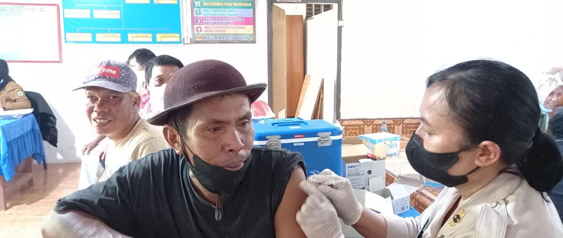 Polres Luwu menggenjot percepatan vaksinasi, dengan melibatkan kepala desa dan lurah. Polres Luwu menggenjot percepatan vaksinasi, dengan melibatkan kepala desa dan lurah.