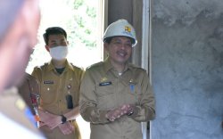 Tinjau Huntap di Desa Sepakat, Sekda Lutra: Insya Allah Desember Diserahkan