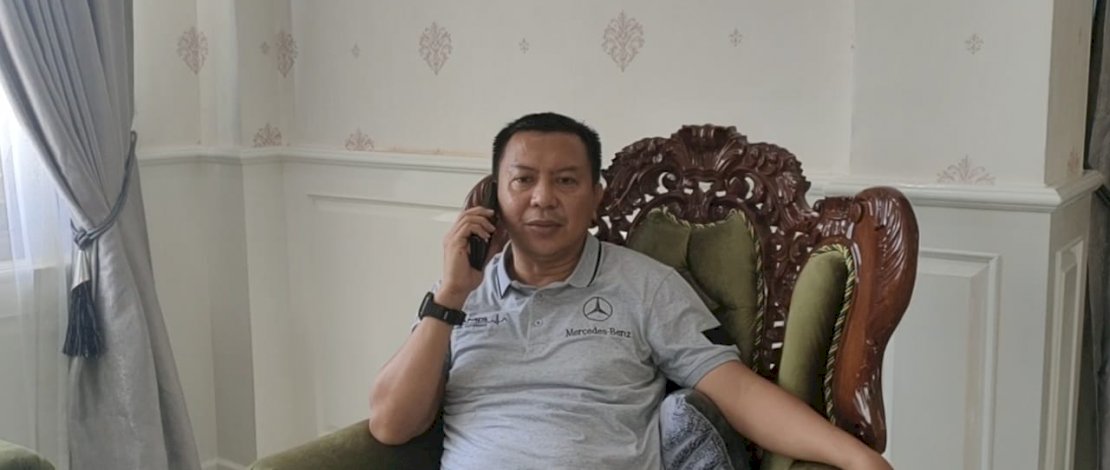 Bupati Kepulauan Selayar, Muh Basli Ali saat menerima langsung telfon dari Wakil Presiden Republik Indonesia, KH. Ma'ruf Amin. Sekaligus melaporkan dampak kerusakan akibat gempa yang terjadi sejak pagi tadi, Selasa (14/12/2021). 