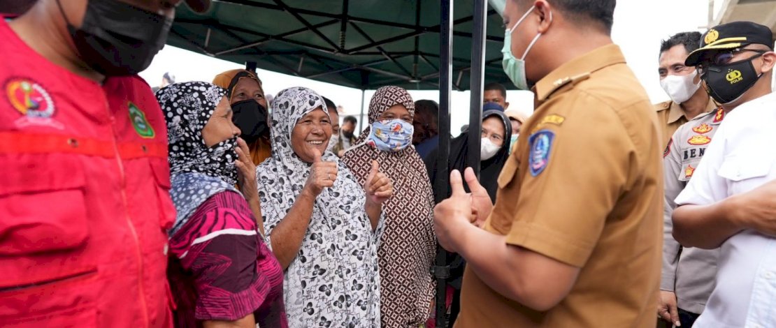 Plt Gubernur Sulsel, Andi Sudirman Sulaiman, menyemangati para warga yang mengantre vaksin.
