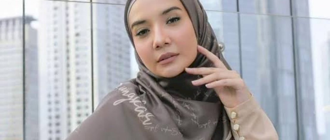 Potret Zaskia Menikmati Kopi Hitam sembari menggendong Ukkasya, Anaknya. 