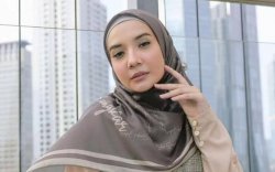 Begini Potret Berkelas Zaskia Sungkar Nikmati Kopi Hitam Kaki Lima