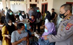 Ratusan Warga Lamunre Tengah Luwu Ikut Vaksin Covid-19