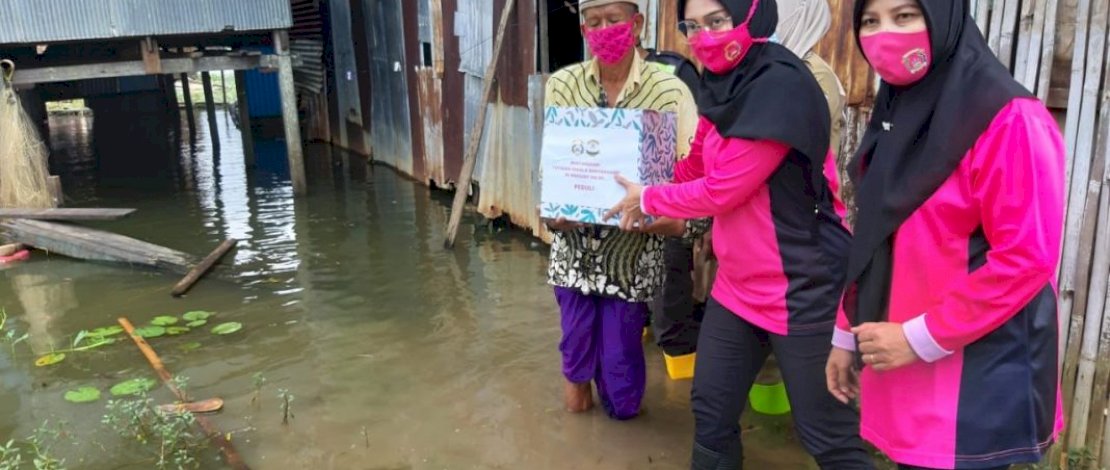 Bhayangkari Polres Pangkep Serahkan Bantuan ke Masyarakat Terdampak Banjir Bhayangkari Polres Pangkep Serahkan Bantuan ke Masyarakat Terdampak Banjir