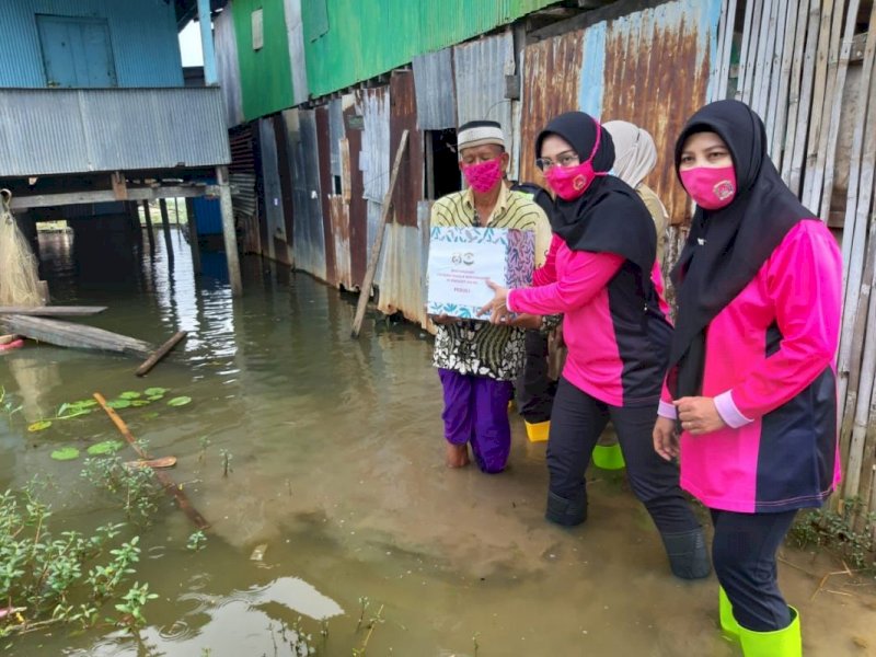 Bhayangkari Polres Pangkep Serahkan Bantuan ke Masyarakat Terdampak Banjir