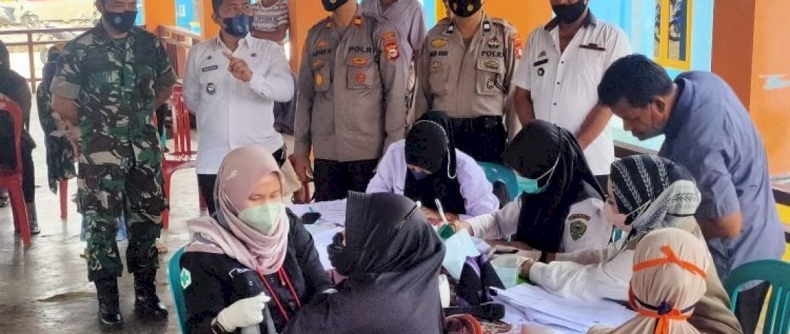 Vaksinasi di Desa Pancana, Kecamatan Tanete Rilau, Kabupaten Barru, Rabu, (15/12/2021).