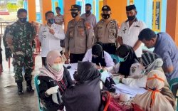 Penyerahan Bansos di Desa Pancana Barru Dirangkaikan dengan Vaksinasi Covid-19