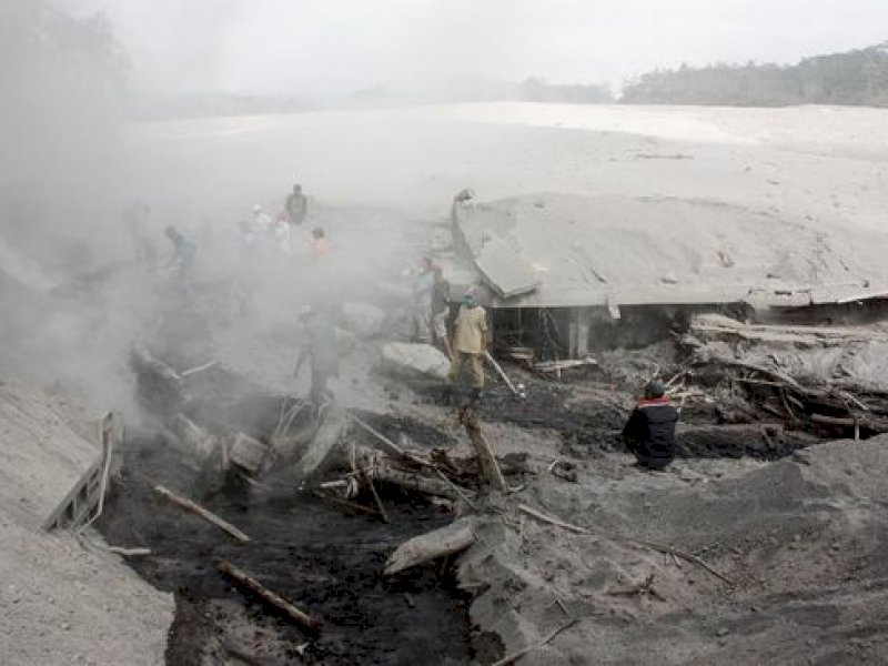 Banjir Lahar Semeru Jebol Tanggul Masuk ke Pemukiman Warga