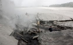Banjir Lahar Semeru Jebol Tanggul Masuk ke Pemukiman Warga