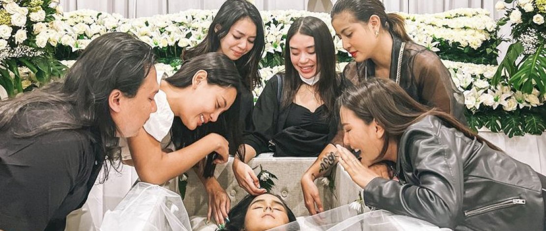 Potret sahabat-sahabat Laura Anna dan mendiang dalam proses Kremasi.(Instagram @awkarin)