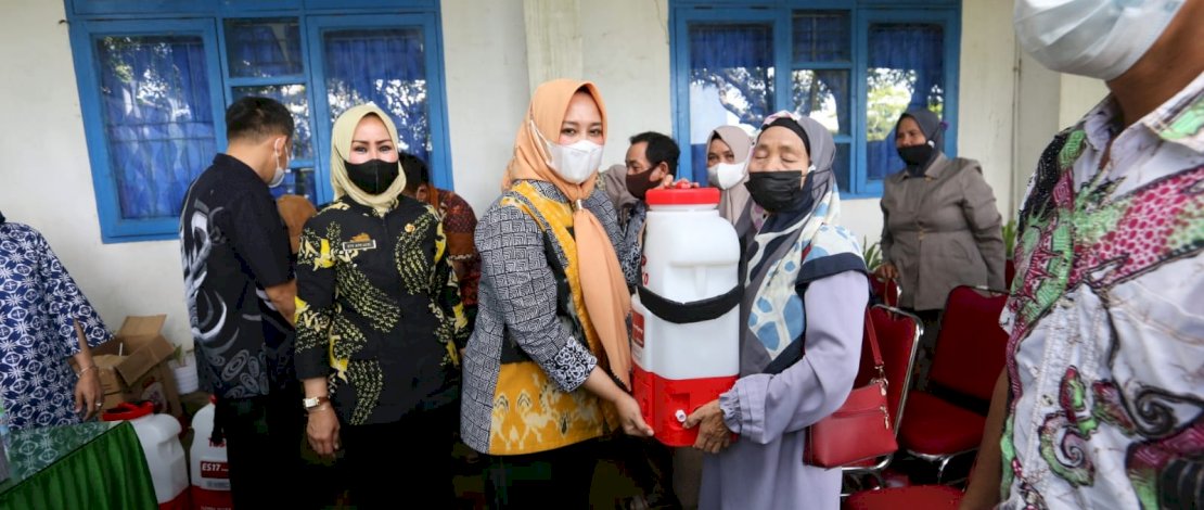 Fatmawati Rusdi Serahkan Bantuan Alsintan 100 Unit Hand Sprayer Kepada Kelompok Tani Makassar 