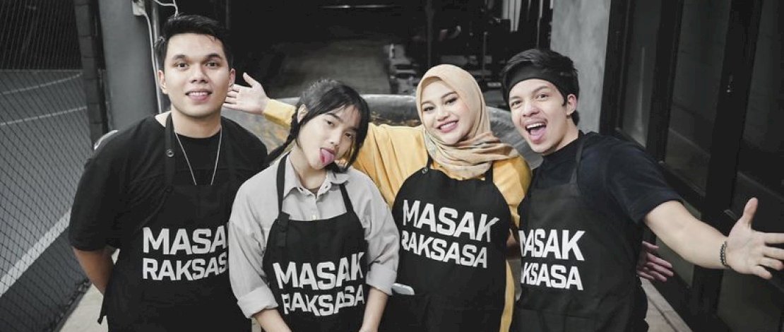 Potret Fuji bersama Atta, Aurel dan Thariq Halilintar. Potret Fuji bersama Atta, Aurel dan Thariq Halilintar.