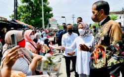 Sambangi Pasar, Jokowi Beri Bantuan Tunai Bagi Pedagang