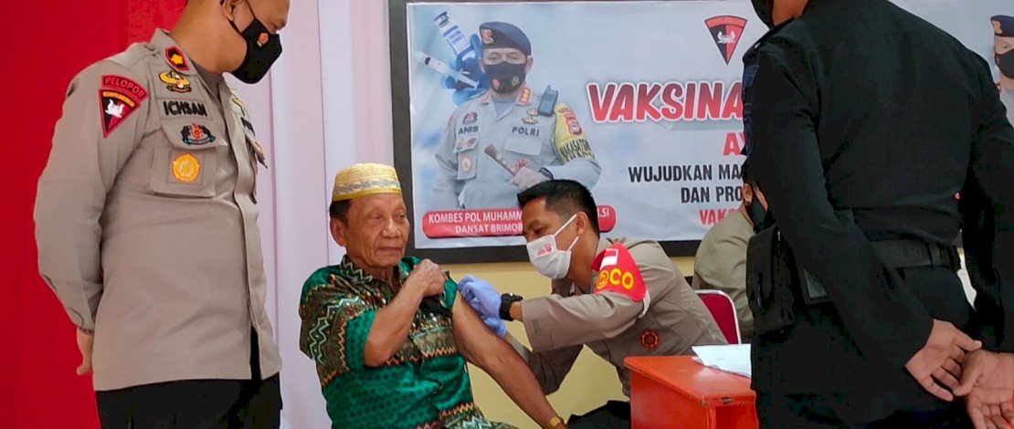 Komandan Batalyon ( Danyon ) C Pelopor Satbrimob Polda Sulsel Kompol Nur Ichsan,S.Sos, memantau jalannya vaksinasi. 