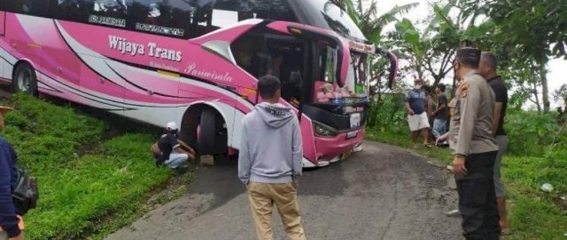 Niat Wisata ke Pantai, Bus Ini Justru Seruduk Gang Sempit Akibat Arahan Google Maps Niat Wisata ke Pantai, Bus Ini Justru Seruduk Gang Sempit Akibat Arahan Google Maps