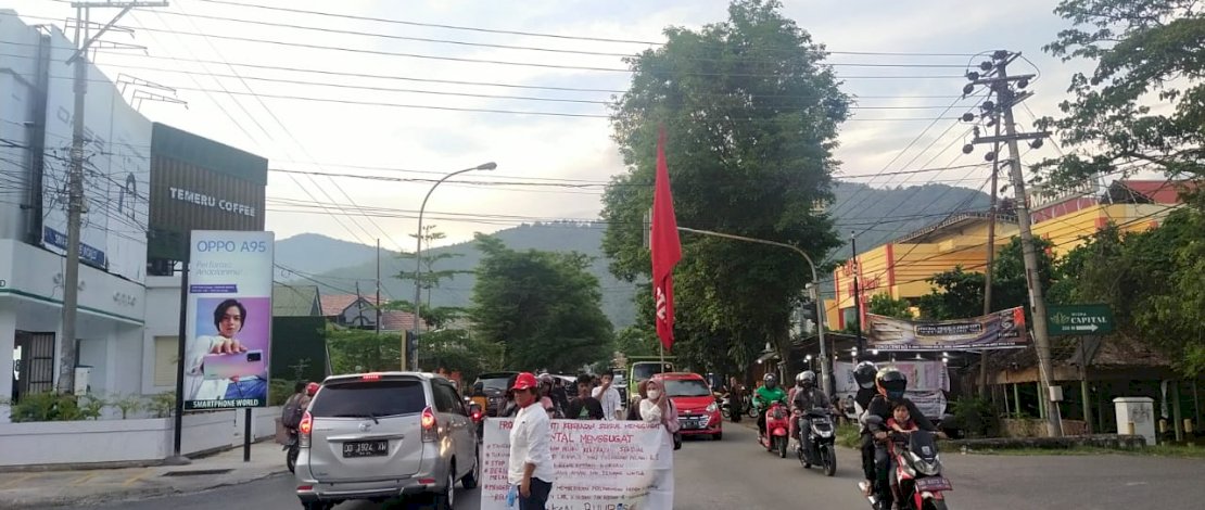 Sejumlah mahasiswa yang tergabung dalam Aliansi Front Anti Kekerasan Seksual (Frontal) Menggugat, kembali melangsungkan aksi damai di Jalan Trans Sulawesi, Kota Palopo, Jumat, 17 Desember 2021.

