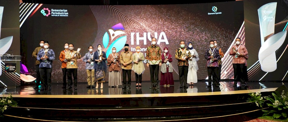 Pelaksana Tugas Gubernur Sulsel, Andi Sudirman Sulaiman, meraih Best Program Support pada ajang penghargaan nasional Indonesia Halal Industry Award&nbsp;(IHYA) 2021, dan disaksikan langsung oleh Wakil Presiden Republik Indonesia (RI) Ma&rsquo;aruf Amin, Jumat, Jakarta, 17 Desember 2021.