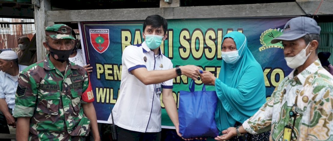 Penyerahan paket sembako kepada warga Maros dan Pangkep, Sabtu (18/12/2021). Penyerahan paket sembako kepada warga Maros dan Pangkep, Sabtu (18/12/2021).