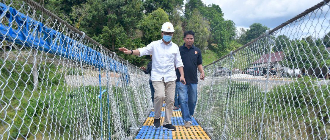 Wakil Bupati Luwu Utara, Suaib Mansur meninjau langsung hasil pengerjaan jembatan gantung di Desa Maipi, Kecamatan Masamba, Kabupaten Luwu Utara bersama Kepala Dinas Perhubungan, Abdul Hakim Bukara dan Agusalim selaku Kepala Dinas Transnaker, Jumat (17/12/2021) kemarin.