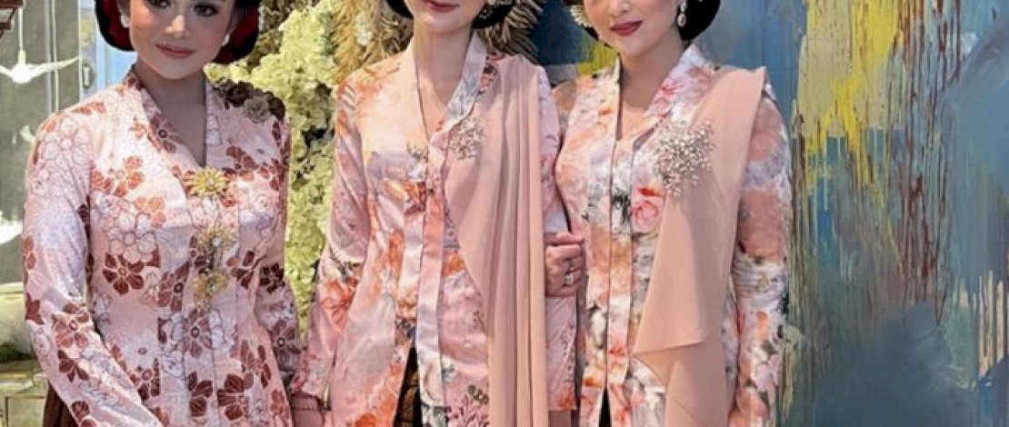 Potret Ashanty dan Krisdayanti menggunakan kebaya yang selarasa di acara 7 bulanan Aurel Hermansyah.