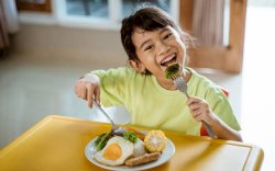 15 Makanan Tinggi Protein yang Penting untuk Anak