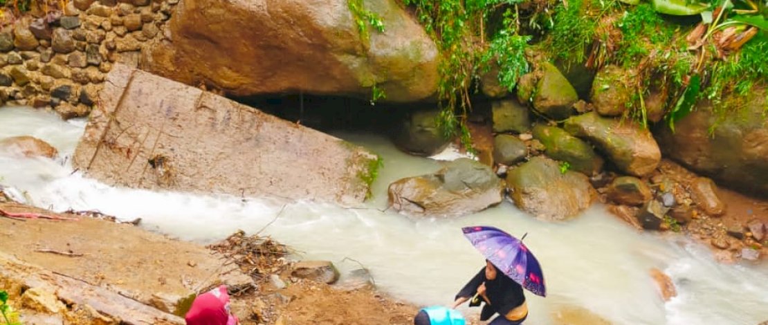 Jembatan kayu ambruk diterjang air bah.
