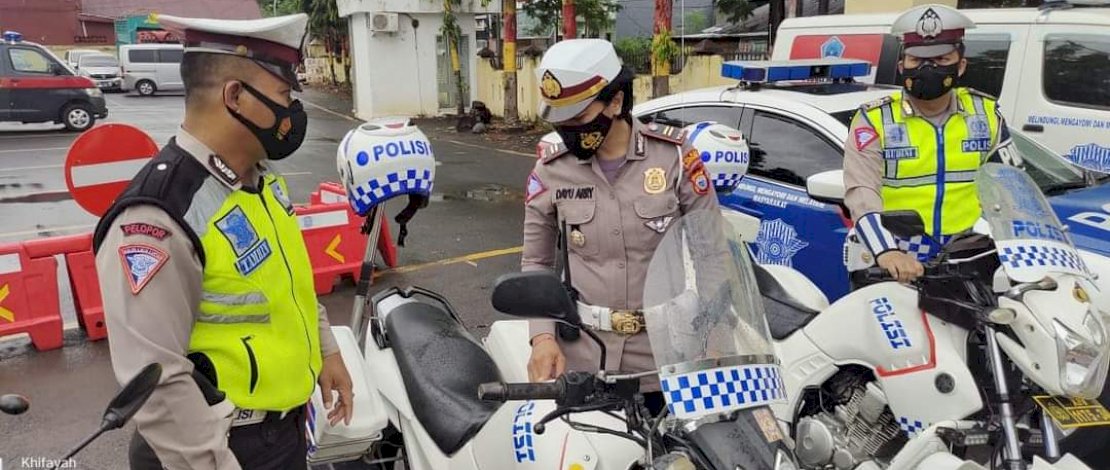 Kasatlantas Polres Bantaeng, Iptu Ida Ayu Made Ari Susanti bersama anggota satuan Lalulintas mengecek kondisi motor patroli Lalulintas Polres Bantaeng.