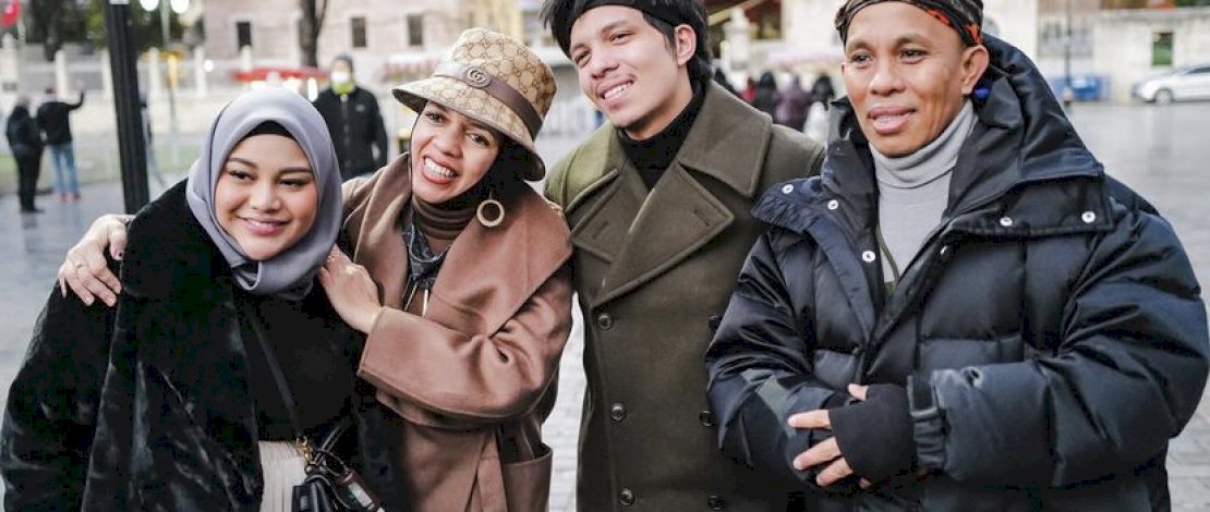 Aurel Hermansyah baru bertemu Ayah dan Ibu Atta Halilintar di Turki setelah pernikahan mereka yang hampir genap satu tahun. 