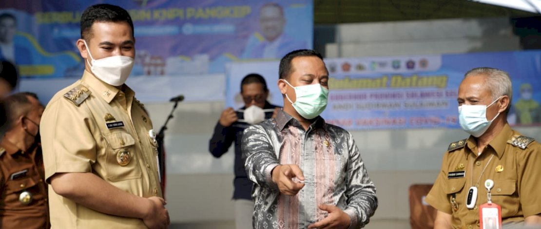 Andi Sudirman Sulaiman, saat meninjau vaksinasi di Kabupaten Pangkep, baru-baru ini.