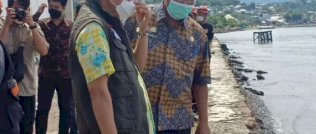 Taufan Pawe Tinjau Dampak Banjir Rob di Pesisir Parepare