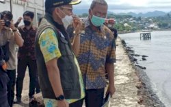 Taufan Pawe Tinjau Dampak Banjir Rob di Pesisir Parepare