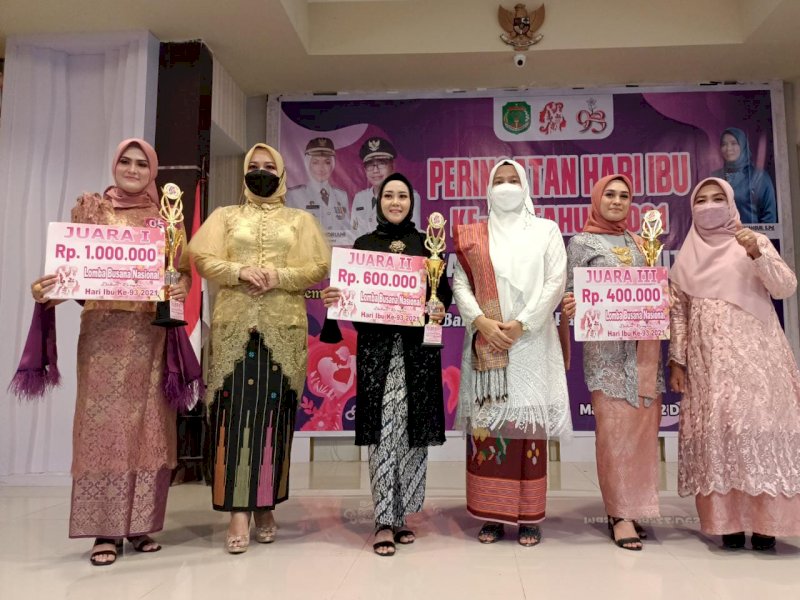 Lomba Busana Nasional Warnai Puncak Peringatan Hari Ibu di Lutra, Bidan Yunita Raih Juara II