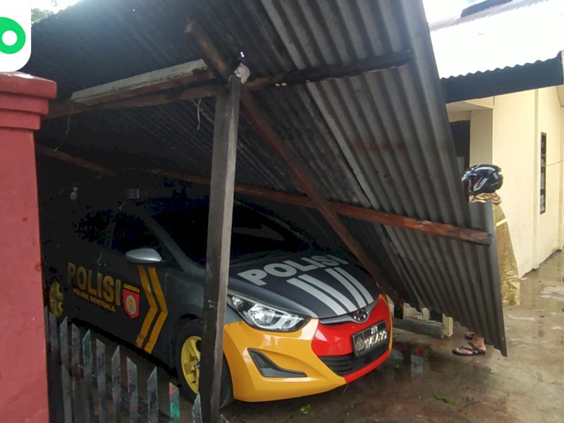 Papa Reklame Tumbang Saat Angin Kencang, Rumah Kapolsek Bontoala Tertimpa