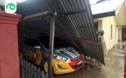 Papa Reklame Tumbang Saat Angin Kencang, Rumah Kapolsek Bontoala Tertimpa