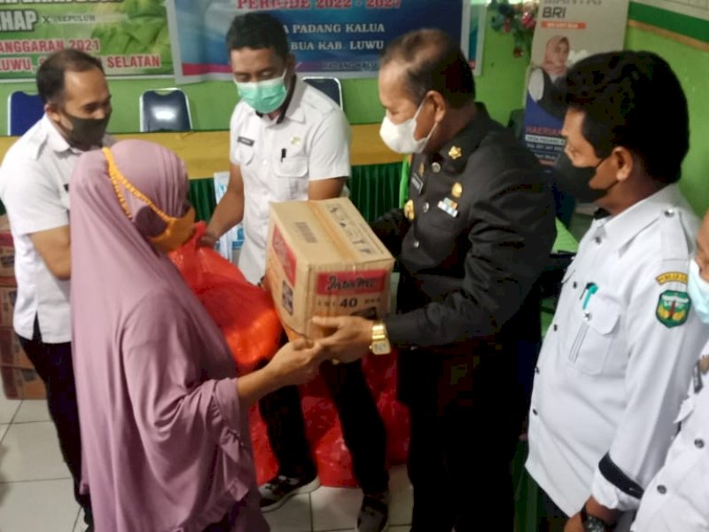 Pasca Banjir Luwu, Bupati Basmin Mattayang Serahkan Bantuan