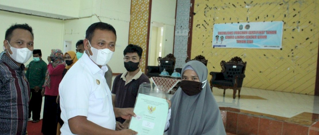 Penyerahan sertifikat tanah gratis secara simbolis dilakukan langsung oleh Bupati Takalar, Kamis (23/12/2021).