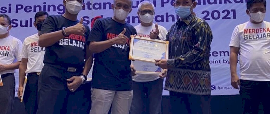 Penerimaan penghargaan Kadis Disdikbud Jeneponto di Four Point Hotel Makassar, Kamis (23/12/2021).