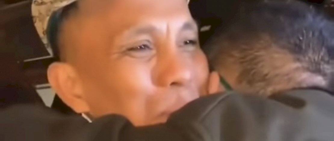 Potret hangat pertemuan Anang dan ayah Atta Halilintar. Potret hangat pertemuan Anang dan ayah Atta Halilintar.