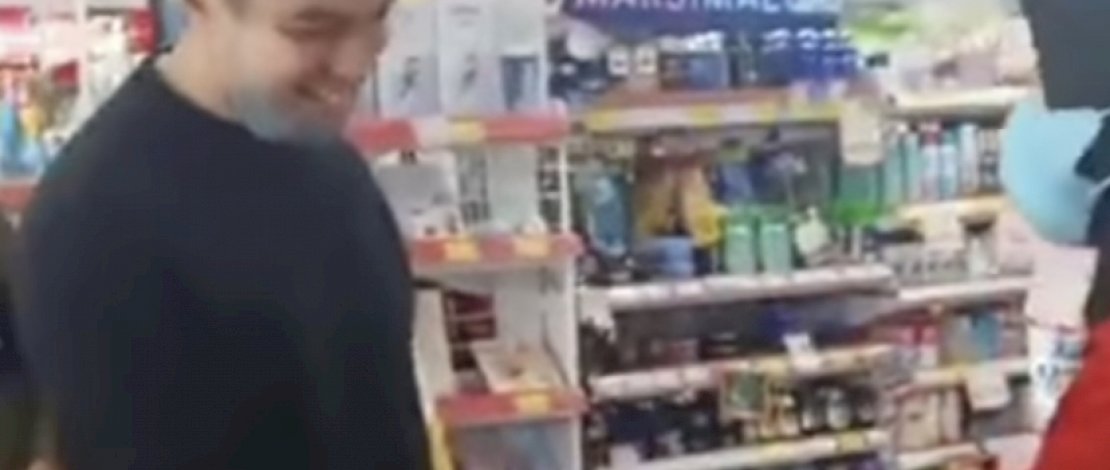 Baim Wong saat mengujungi Ika di salah satu Alfamart Bantaeng, Sulawesi Selatan, Jumat (24/12/2021).