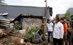 Danny Tinjau Lokasi Korban Angin Puting Beliung di Maccini Parang