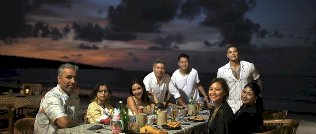Potret hangat Gading dan Gise bersama keluarganya merayakan natal di Bali, Sabtu (25/12/2021). Potret hangat Gading dan Gise bersama keluarganya merayakan natal di Bali, Sabtu (25/12/2021).
