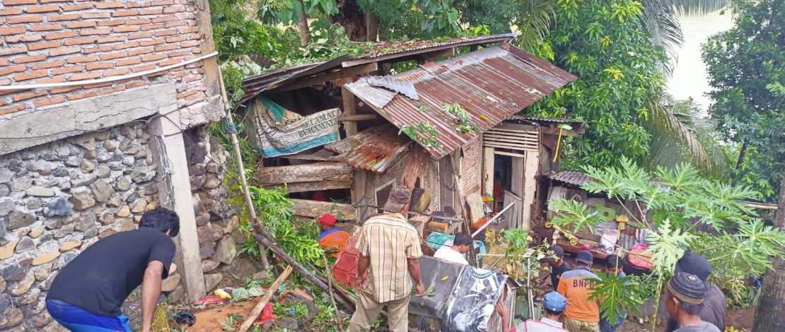 Rumahnya Tertimpa Pohon, Warga Sinjai Dapat Bantuan dari Gubernur Sulsel Rumahnya Tertimpa Pohon, Warga Sinjai Dapat Bantuan dari Gubernur Sulsel