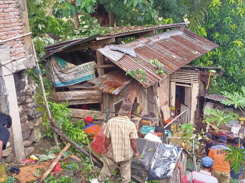 Rumahnya Tertimpa Pohon, Warga Sinjai Dapat Bantuan dari Gubernur Sulsel