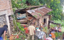 Rumahnya Tertimpa Pohon, Warga Sinjai Dapat Bantuan dari Gubernur Sulsel