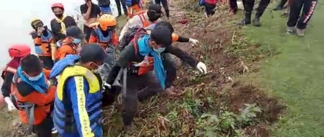 Jasad korban Hasanuddin saat dievakuasi Tim SAR Gabungan.