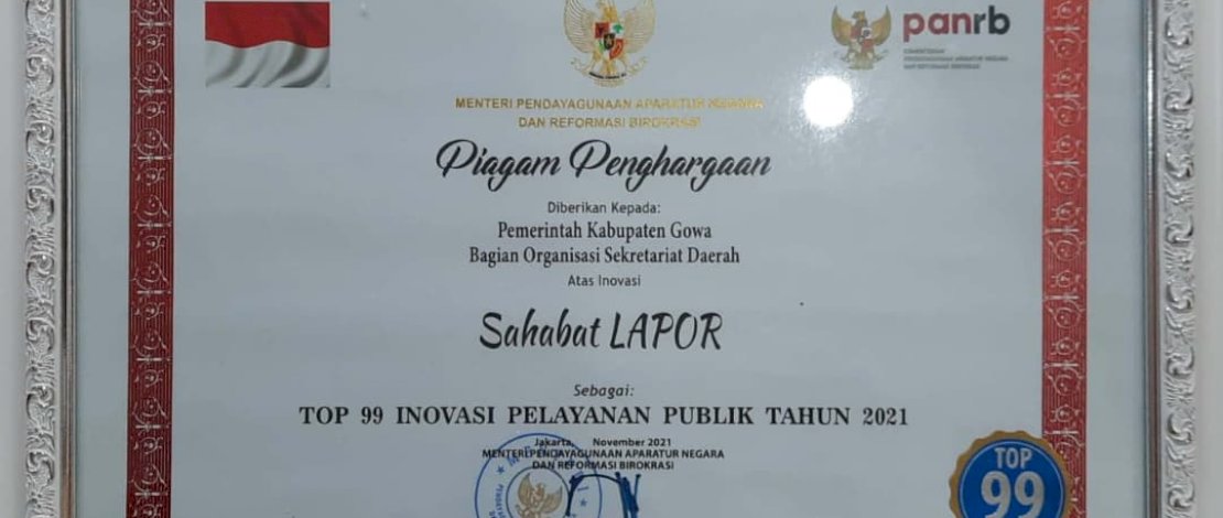 Kepala Bagian Organisasi Setkab Gowa, Sujjadan menyerahkan penghargaan Top 99 Inovasi Pelayanan Publik 2021 dari  Kementrian Pendayagunaan Aparatur Negara dan Reformasi Birokrasi (Kemenpan RB) kepada Bupati Gowa, Adnan Purictha Ichsan YL di Baruga Karaeng Galesong, Kantor Bupati Gowa, Senin (27/12/2021).