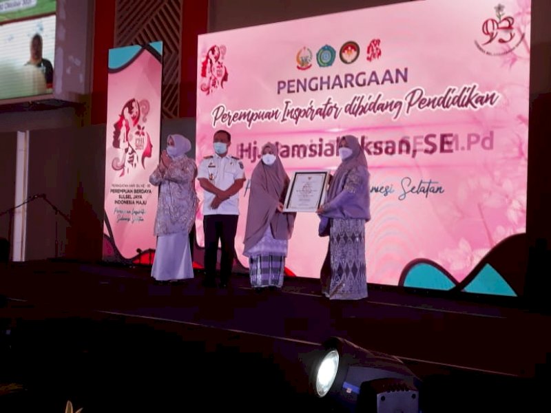 Ketua PKK Kota Pare-Pare Raih Penghargaan Perempuan Inspirator Pendidikan