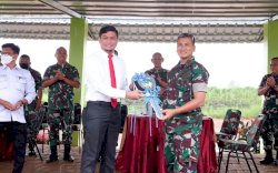 Pemkab Gowa Serahkan Truk dan Bak Sampah ke Divisi Tiga Kostrad